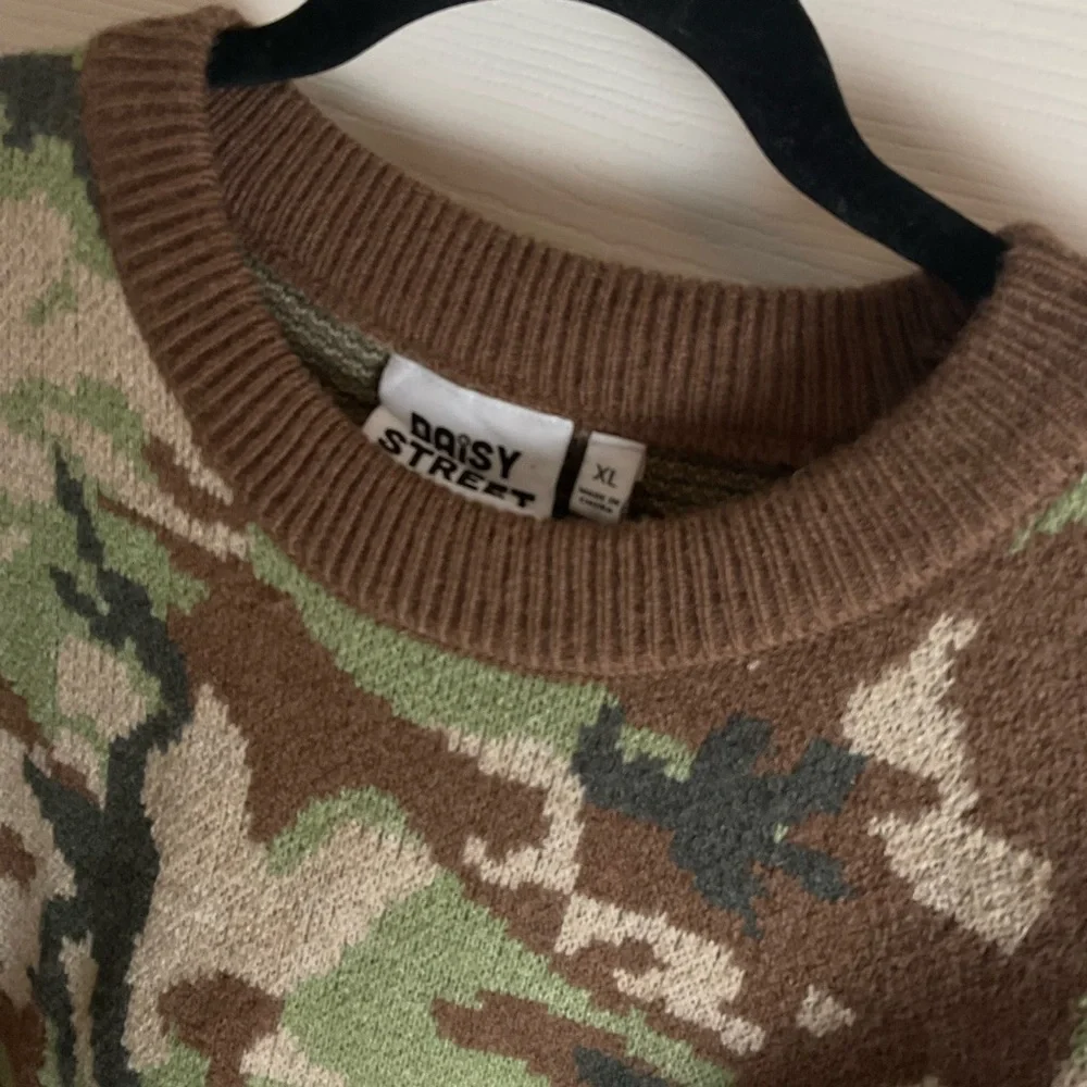 Daisy Street Green and Brown Camouflage Sweater size X-Large